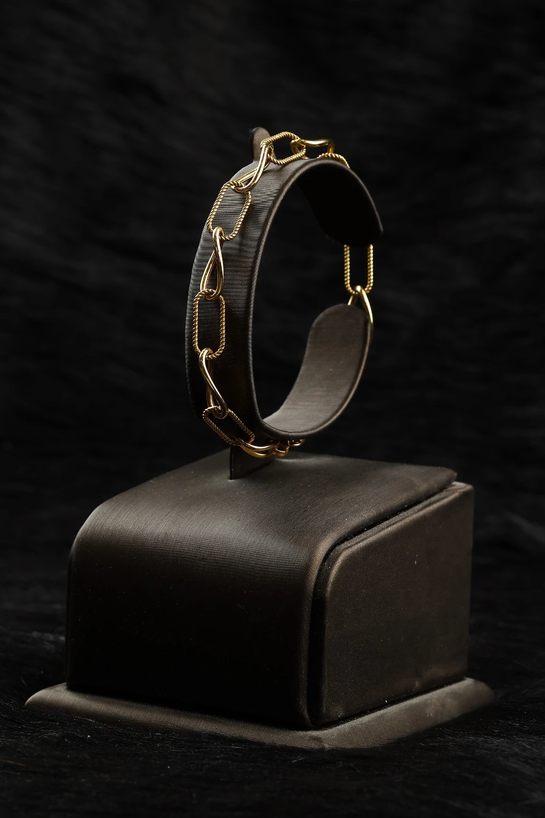 Elegant yellow gold bracelet