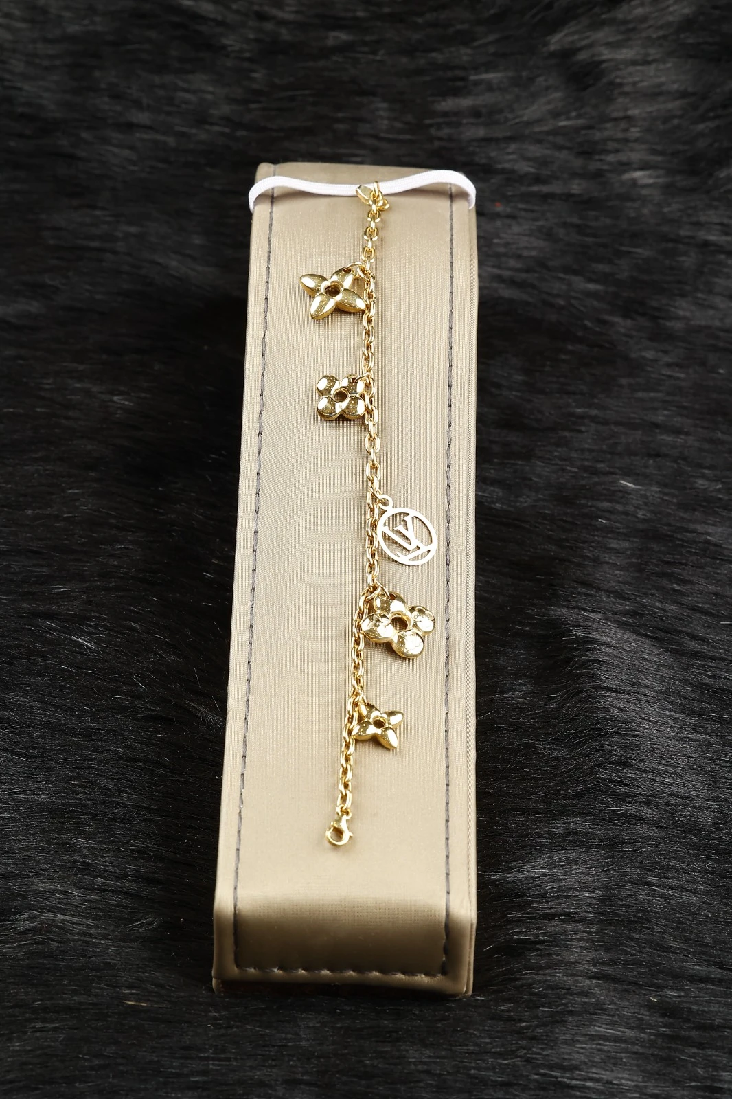 Elegant yellow gold bracelet