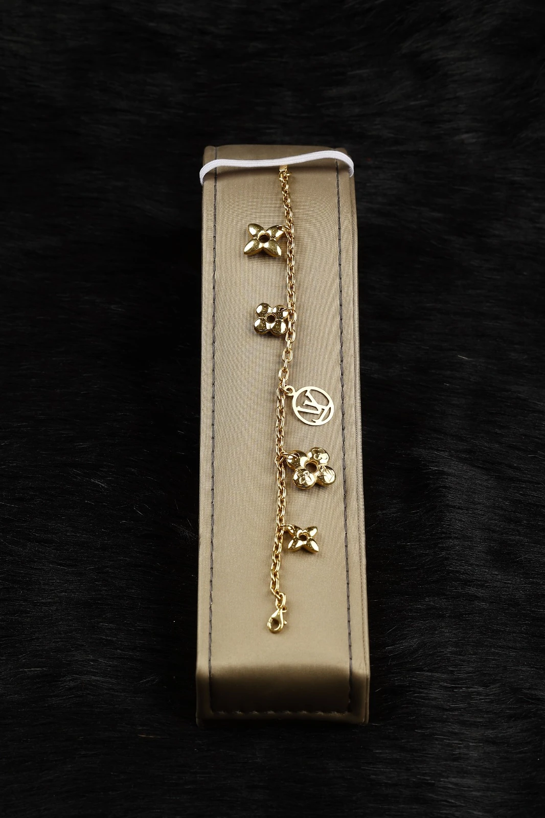 Elegant yellow gold bracelet