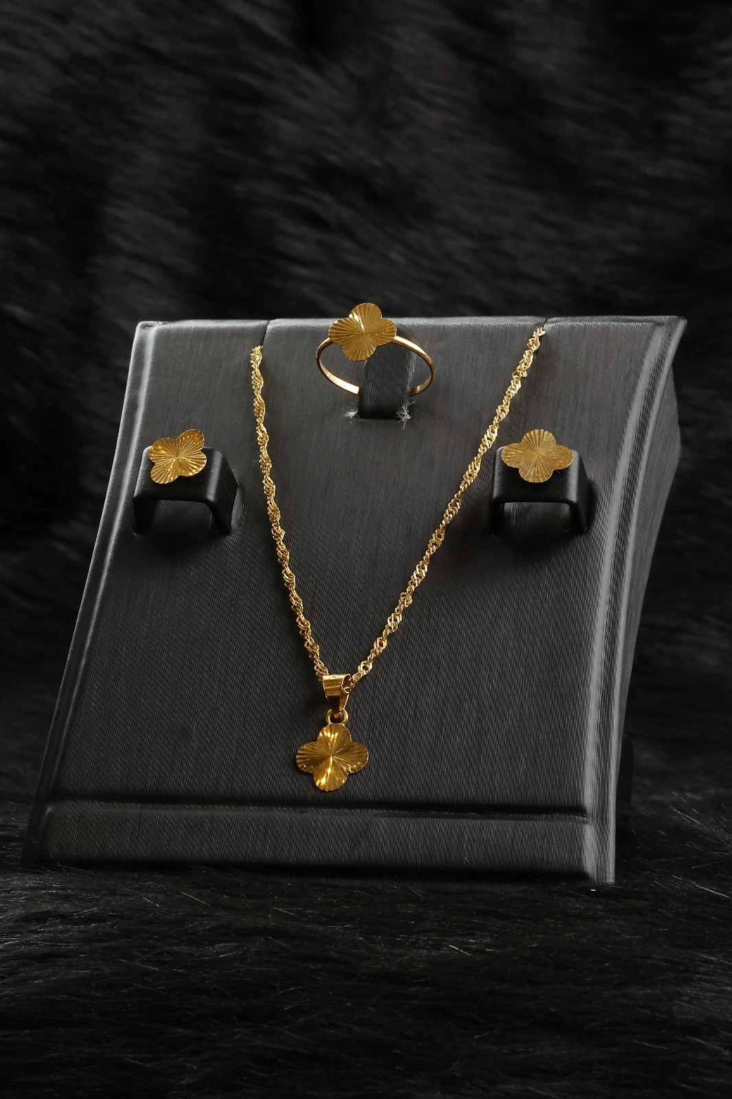 Half set, elegant and sophisticated, with a global design.