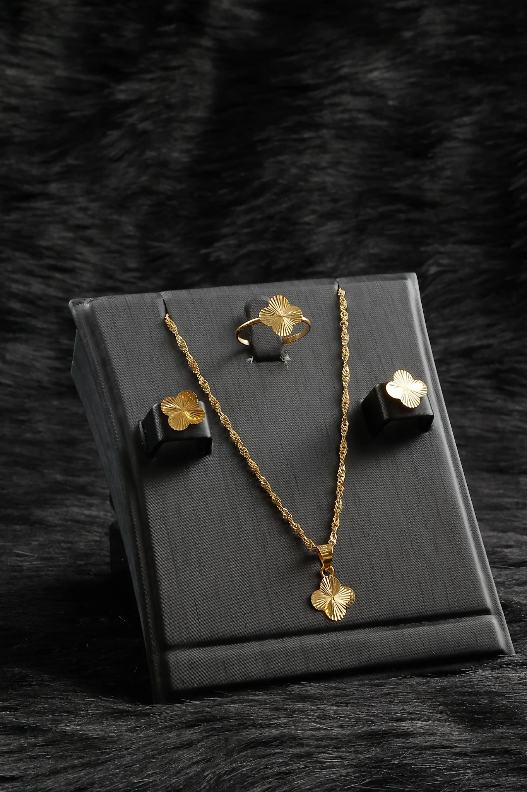 Half set, elegant and sophisticated, with a global design.