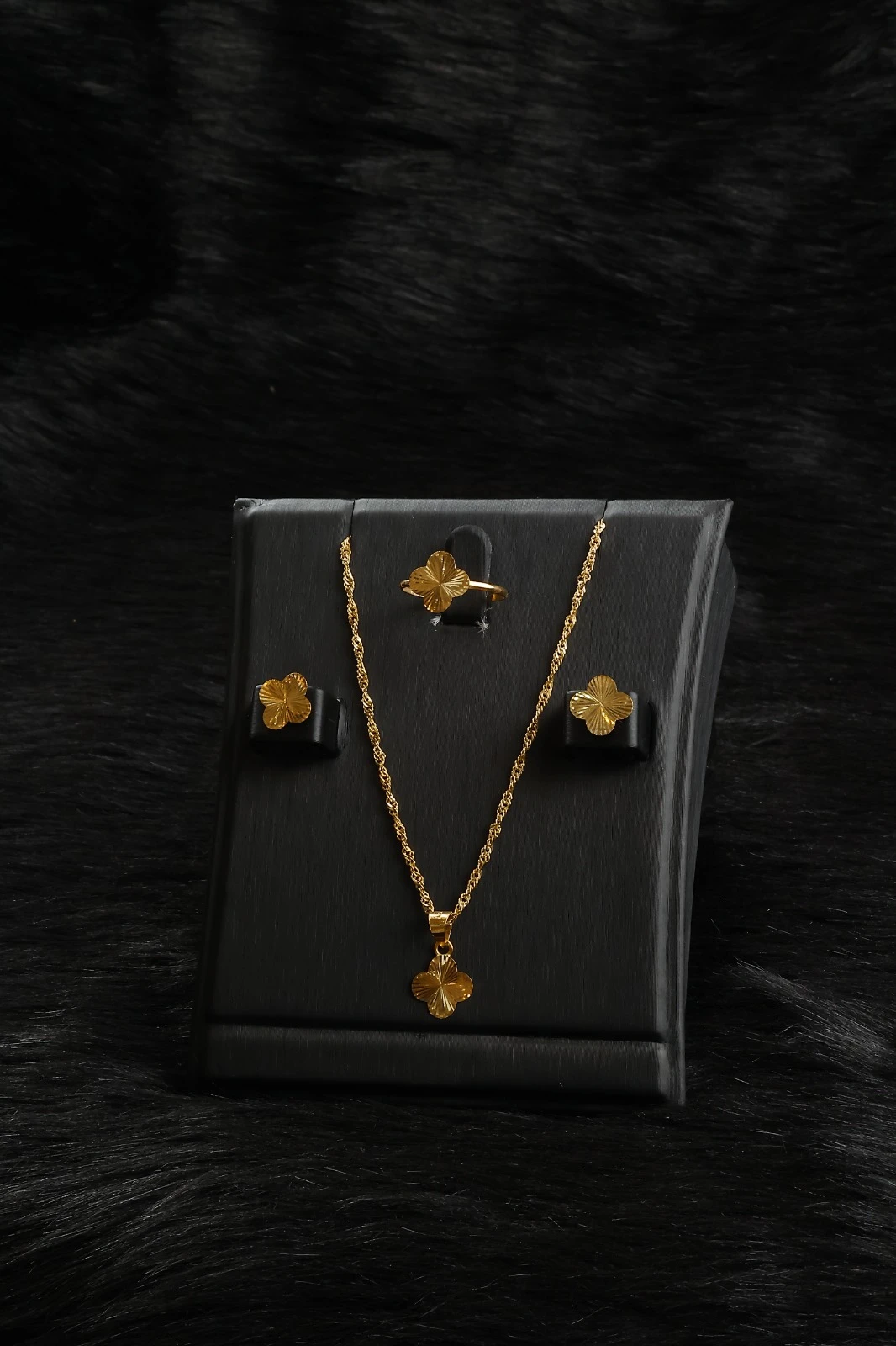 Half set, elegant and sophisticated, with a global design.