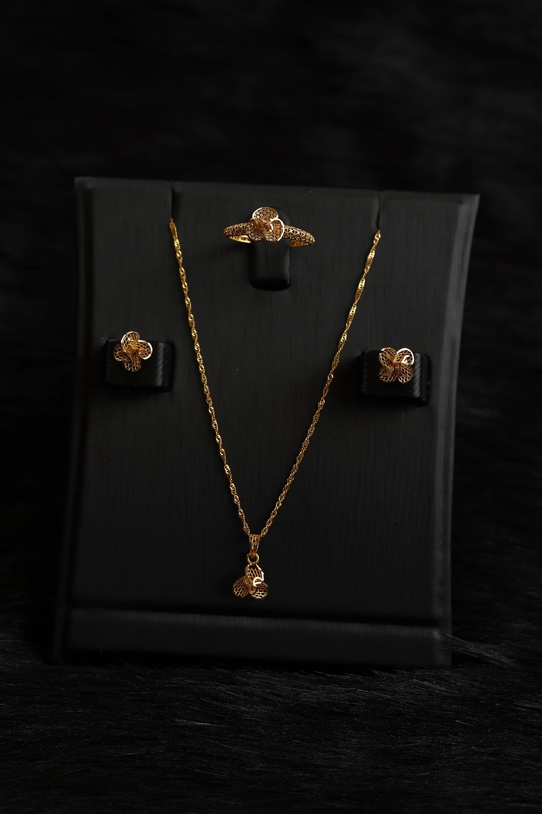 Half set with a sophisticated and elegant rose design