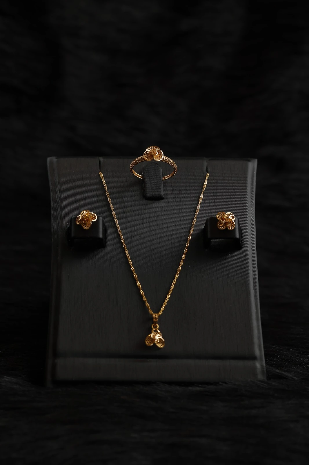 Half set with a sophisticated and elegant rose design