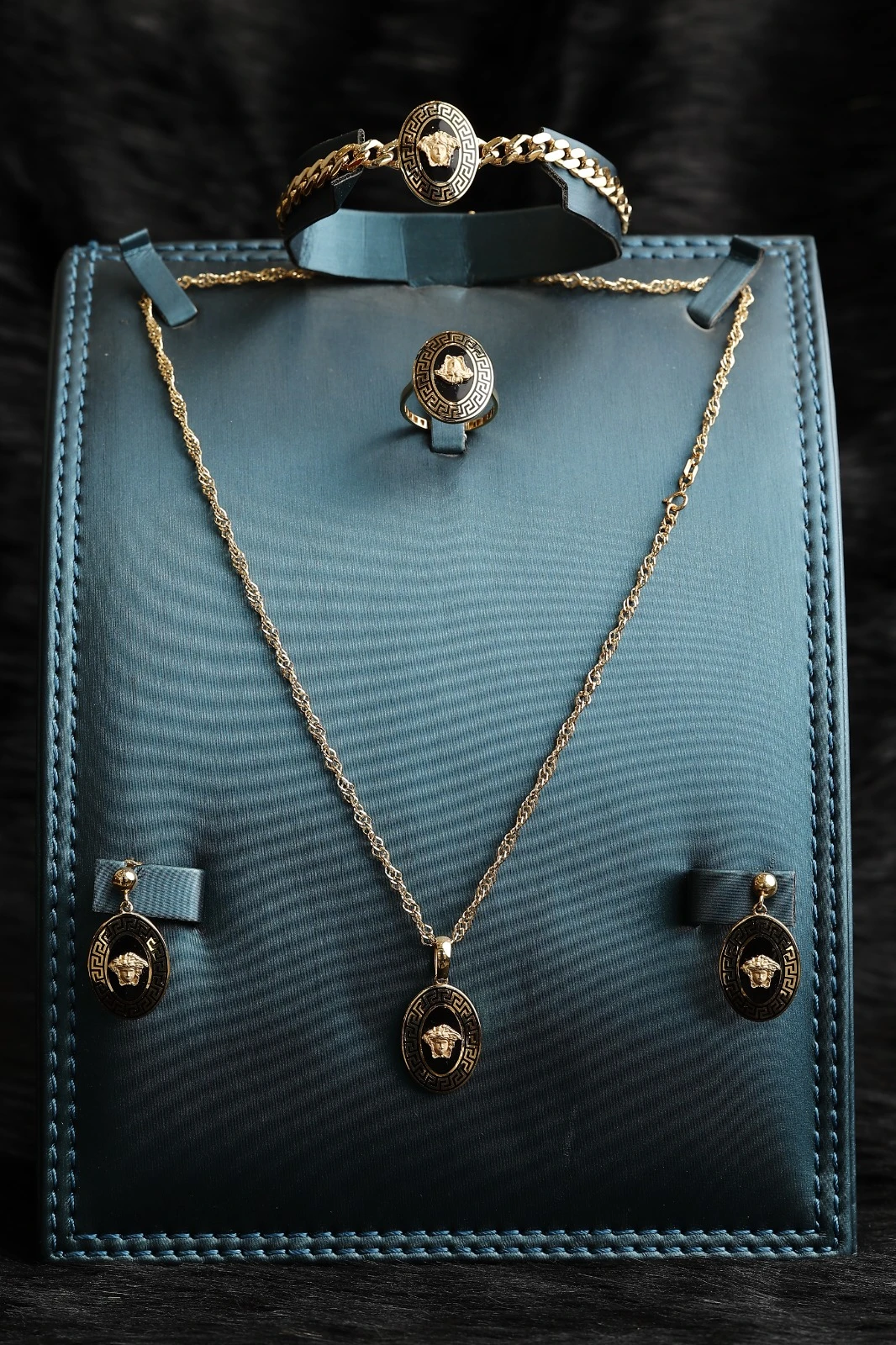 Elegant gold set with a world-class design