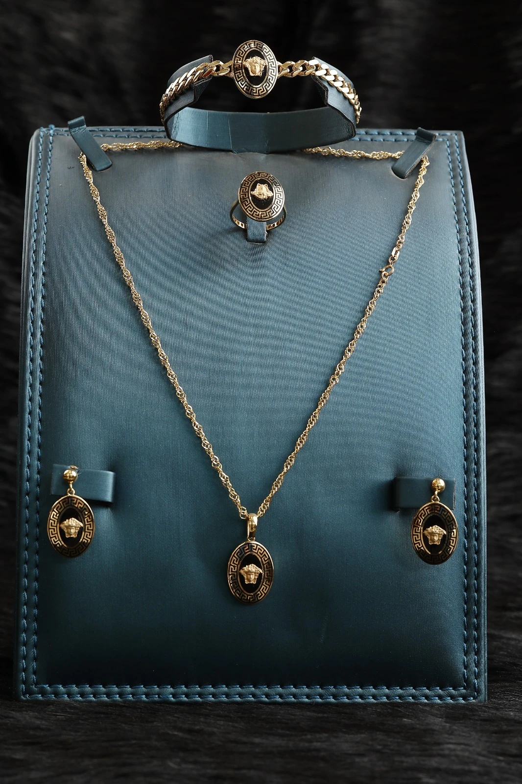 Elegant gold set with a world-class design