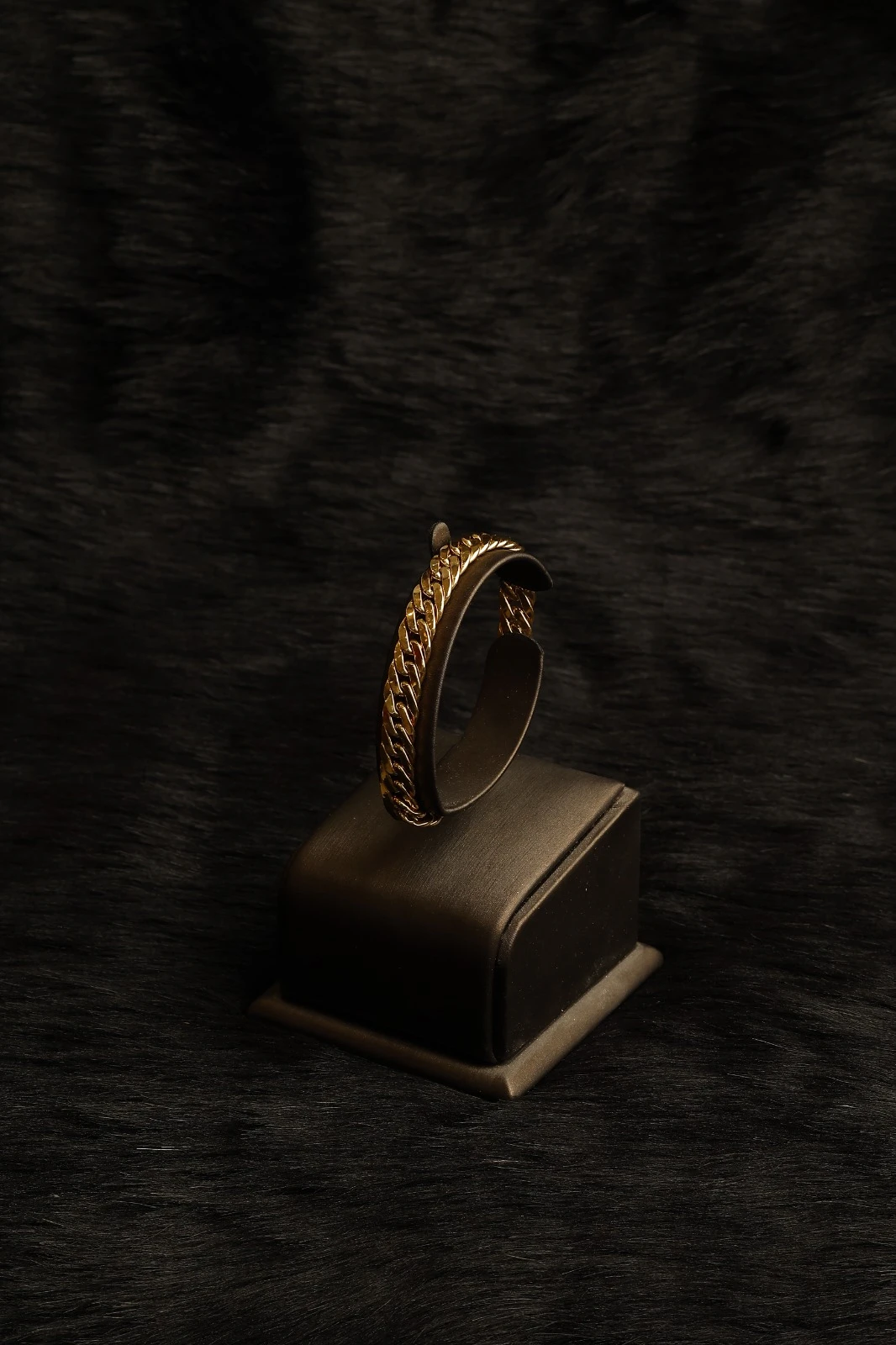 Elegant yellow gold bracelet