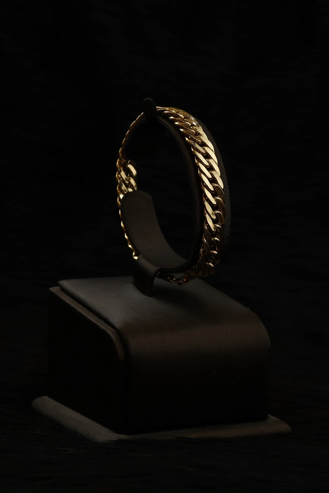 Elegant yellow gold bracelet