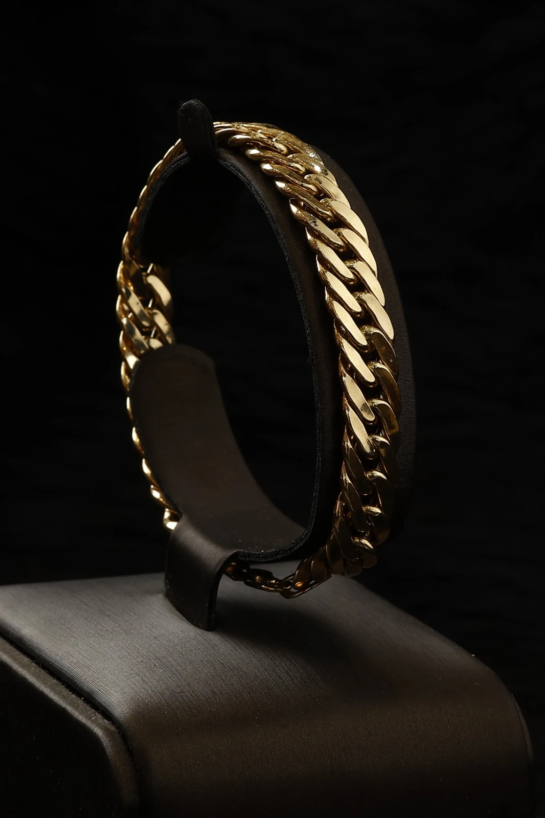 Elegant yellow gold bracelet