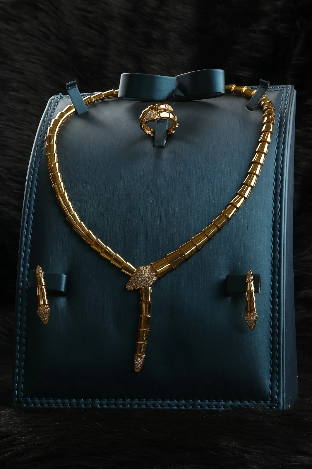 Snake set with a global and elegant design