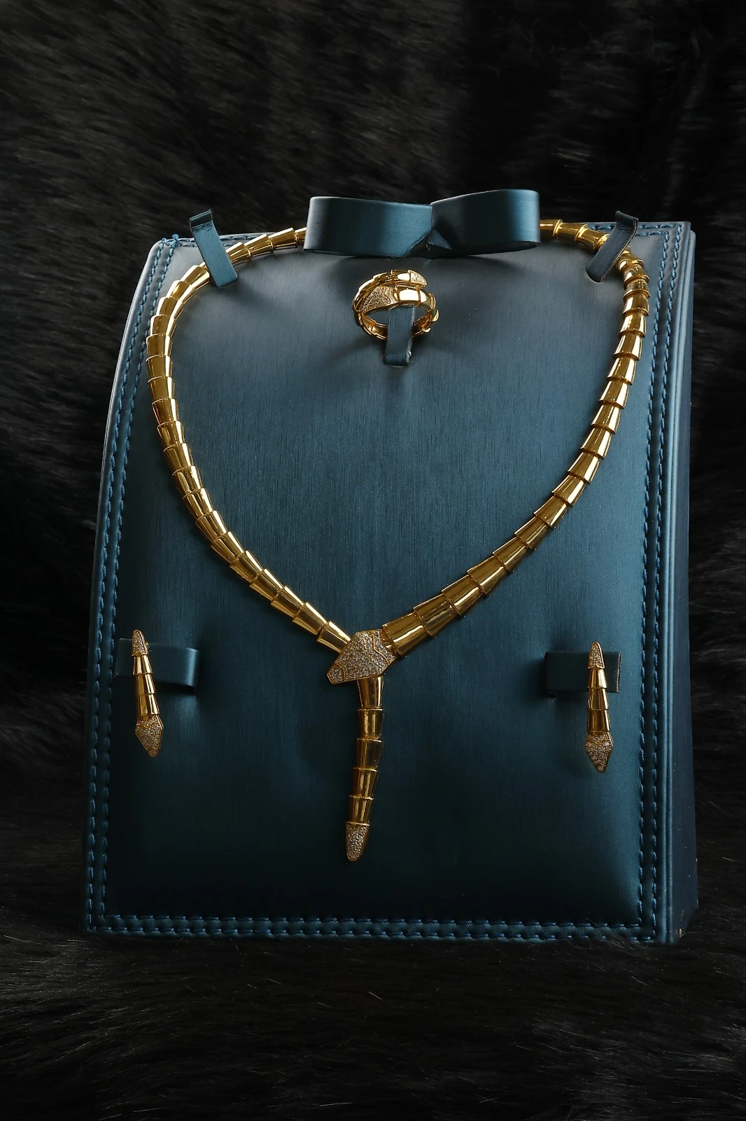 Snake set with a global and elegant design