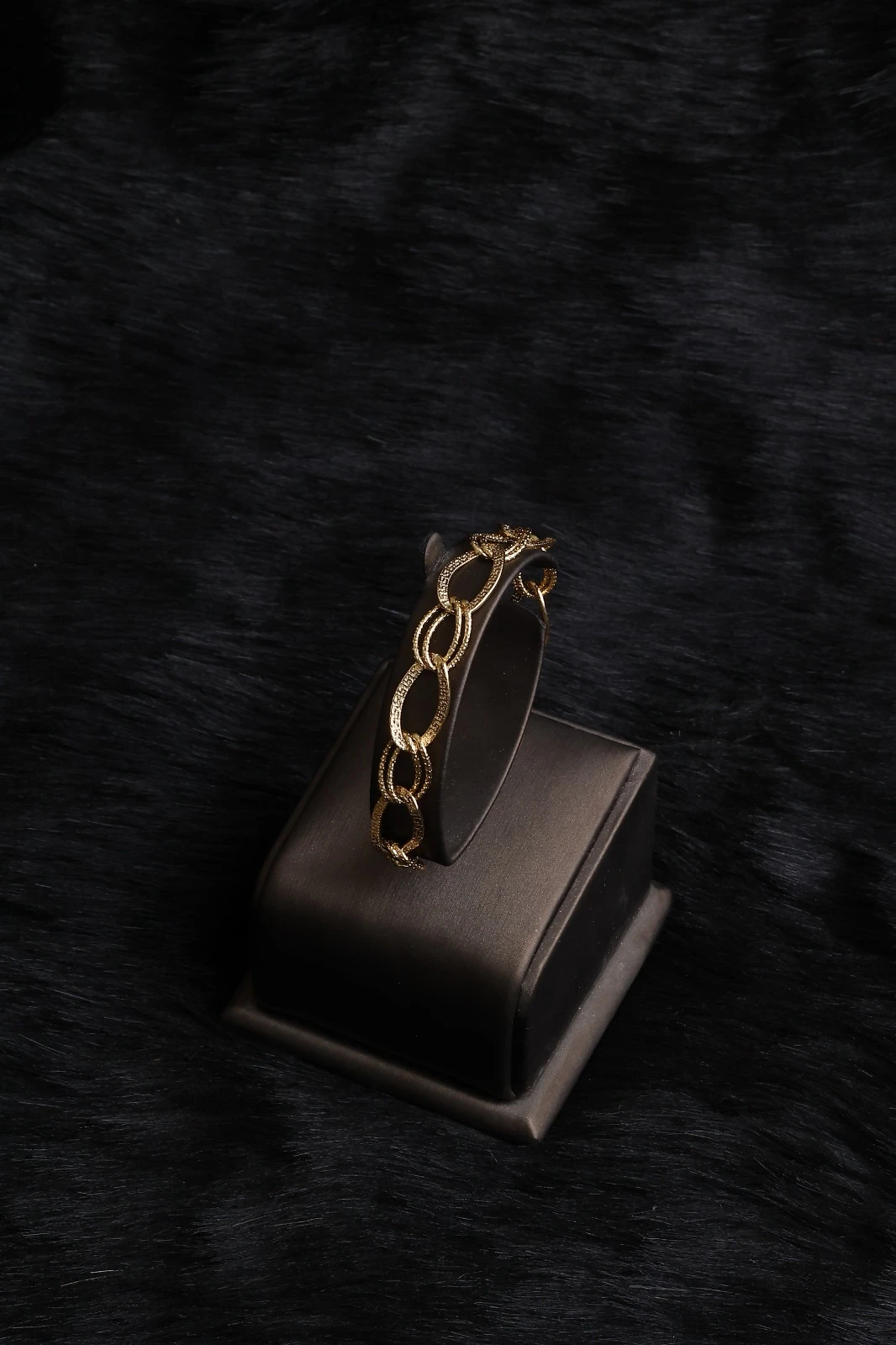 Elegant yellow gold bracelet