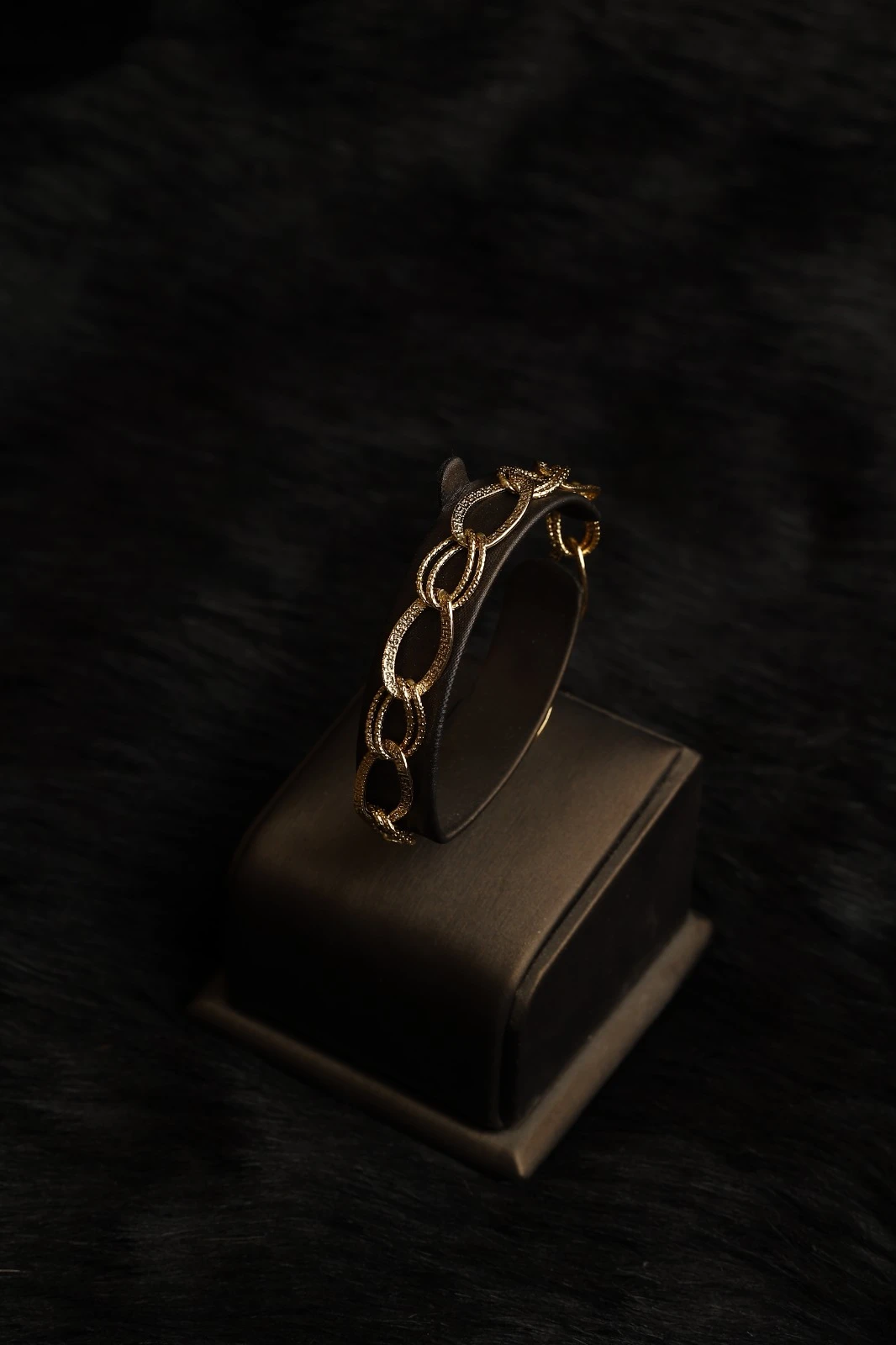 Elegant yellow gold bracelet