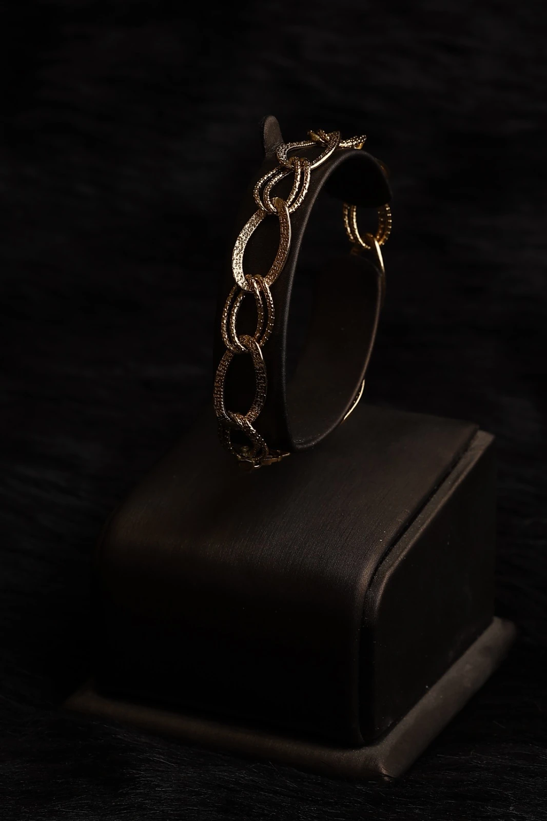 Elegant yellow gold bracelet