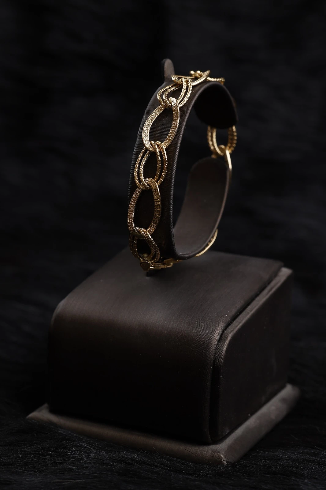 Elegant yellow gold bracelet