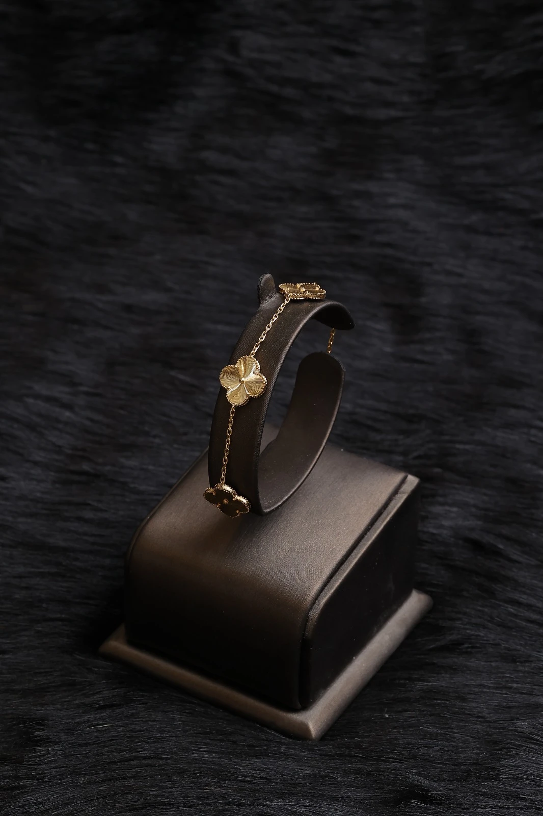 Elegant gold bracelet with an international design