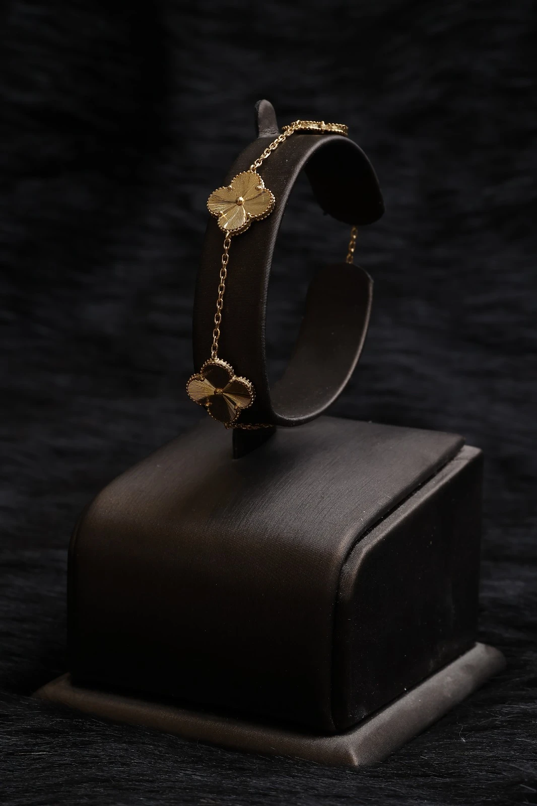 Elegant gold bracelet with an international design