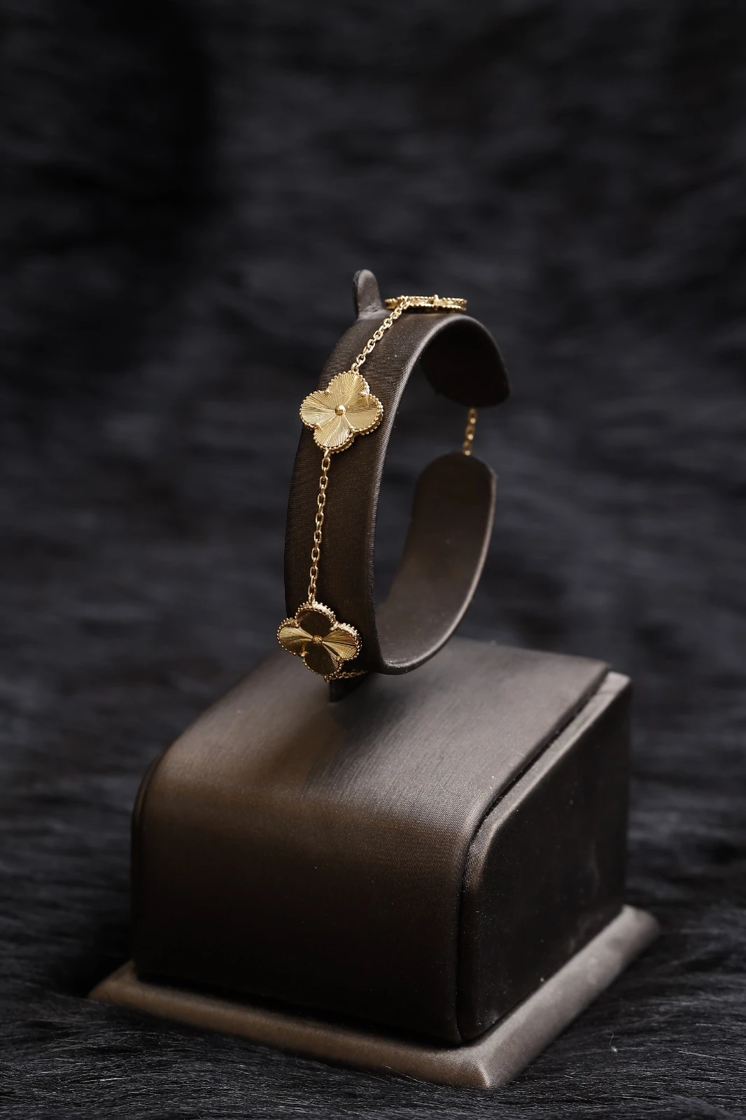 Elegant gold bracelet with an international design