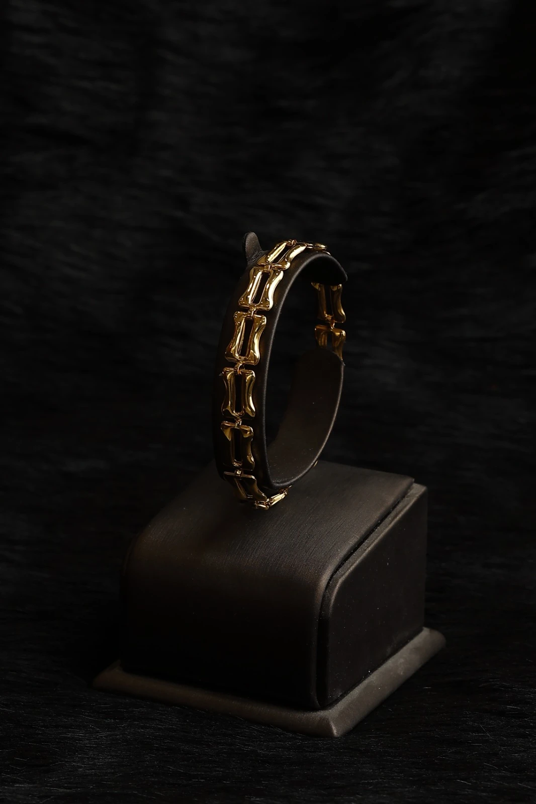 Elegant gold bracelet with a sophisticated design
