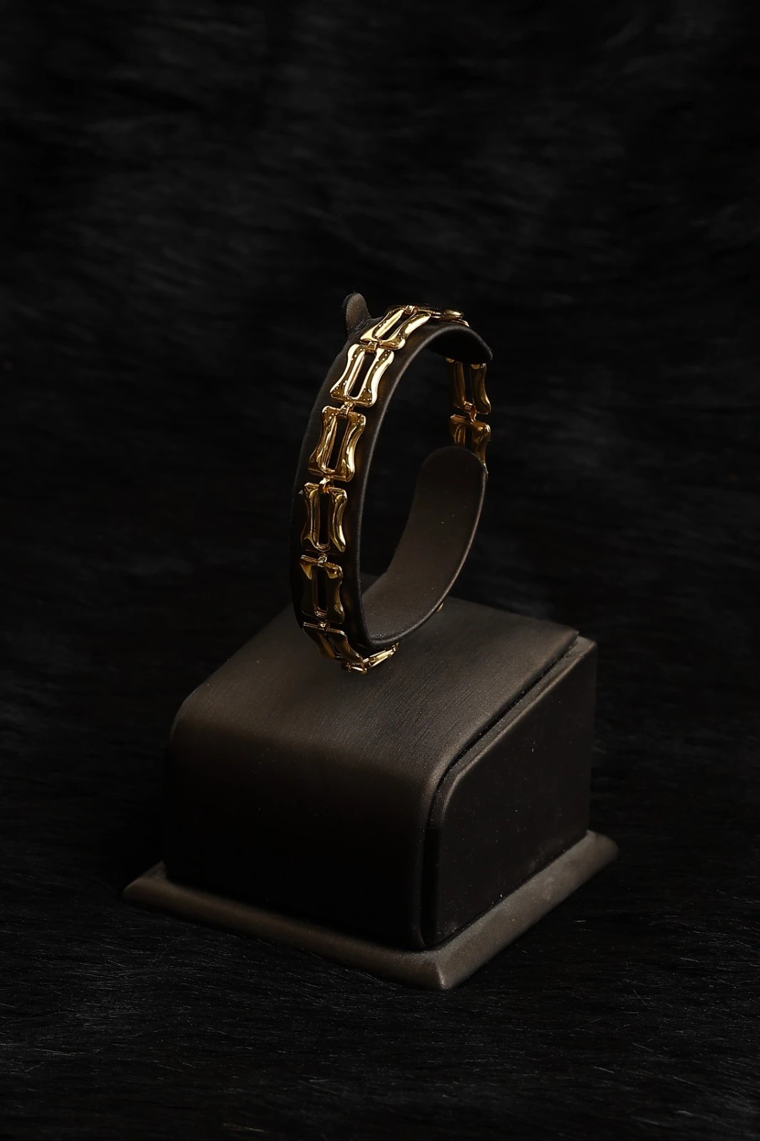 Elegant gold bracelet with a sophisticated design