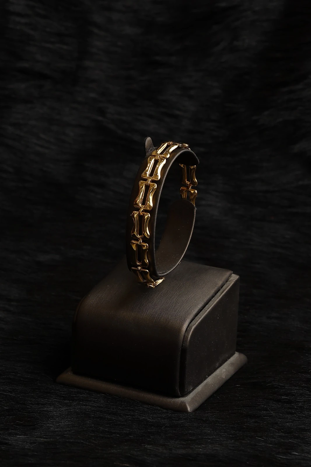 Elegant gold bracelet with a sophisticated design