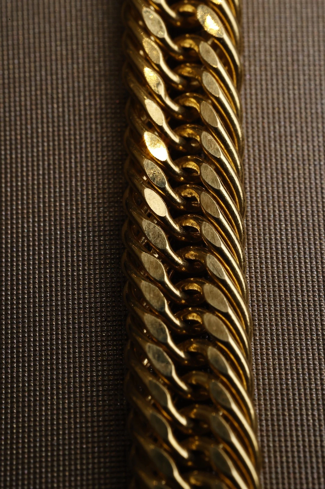 Yellow gold bracelet with an elegant design