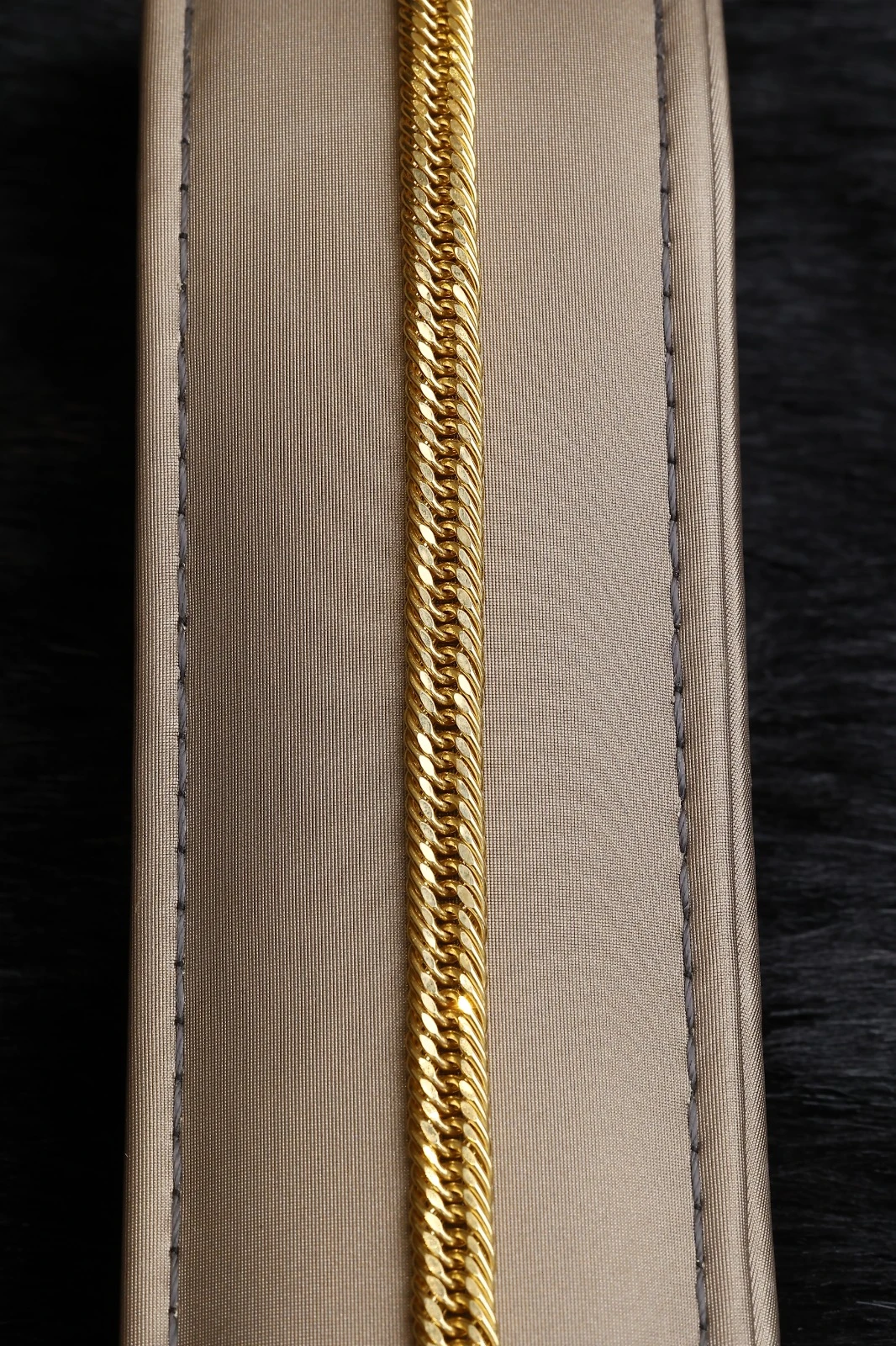 Yellow gold bracelet with an elegant design