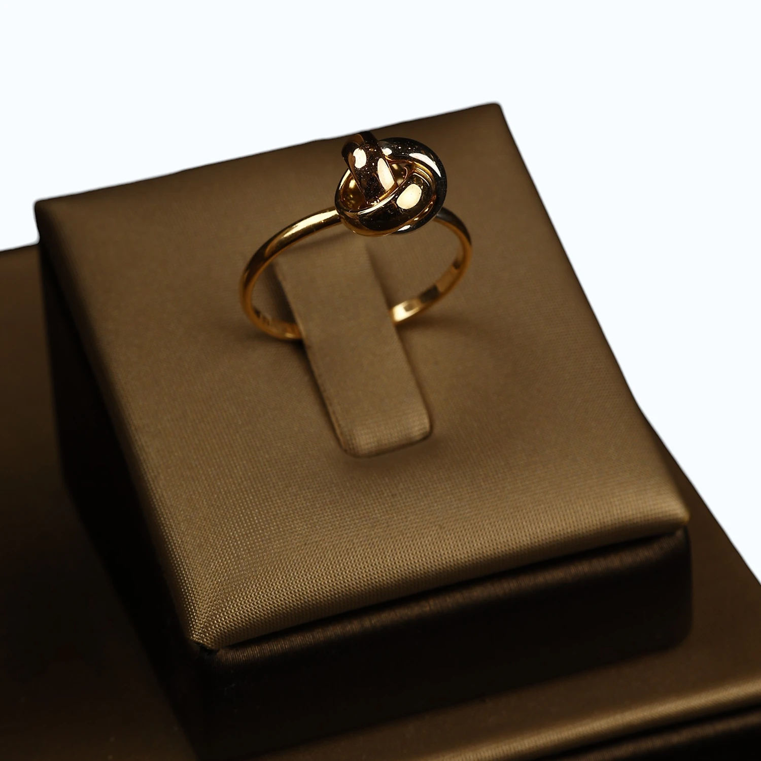 18K Gold "Elegant Knot" Set - Subtle Grace That Captivates