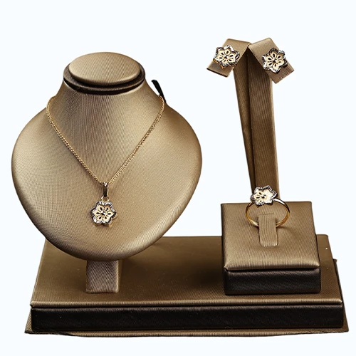 “Royal Blossom” 18K Gold Set – Modern Elegance in Every Detail