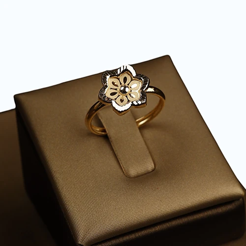 “Royal Blossom” 18K Gold Set – Modern Elegance in Every Detail