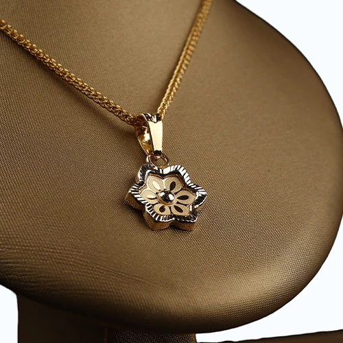 “Royal Blossom” 18K Gold Set – Modern Elegance in Every Detail
