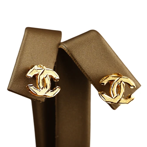 “Touch of Elegance” 21K Gold Set – Modern Monogram Design