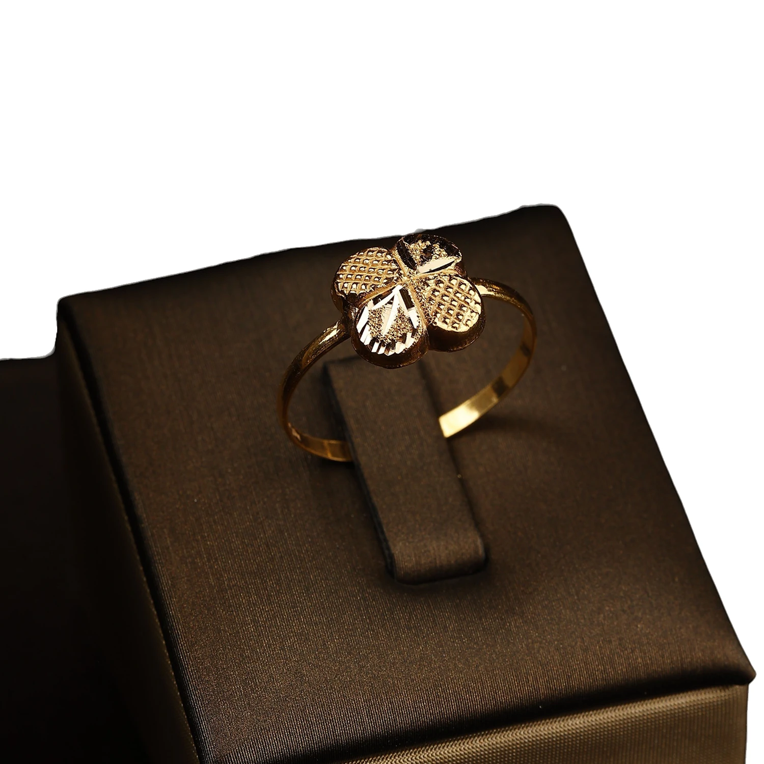 “Spring Bloom” 18K Gold Set – Textured Petal Design