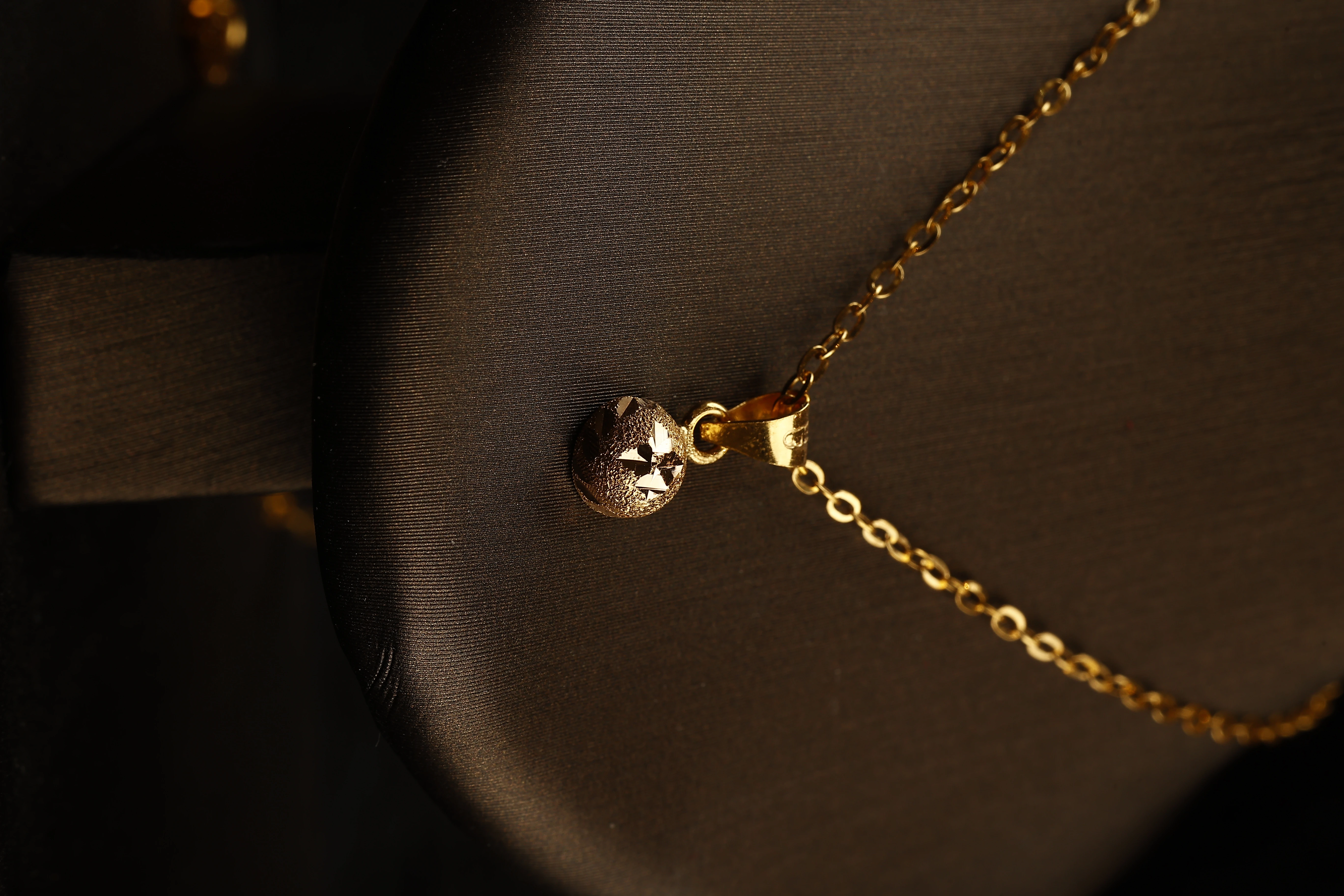 “Soft Pearl” 18K Gold Set – Engraved Bead Design