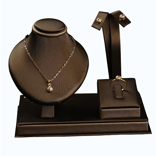 “Soft Pearl” 18K Gold Set – Engraved Bead Design