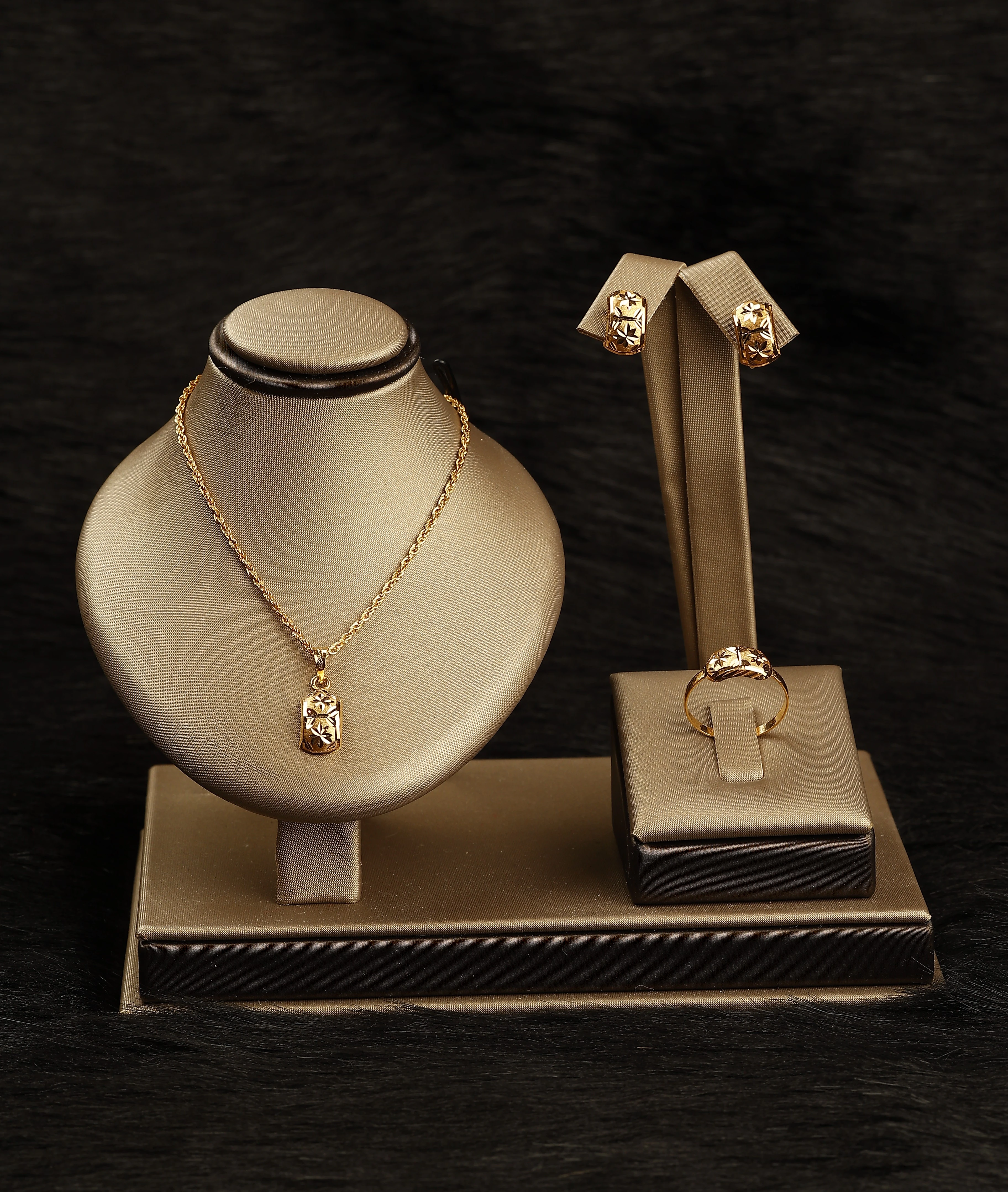 “Star of Elegance” 21K Gold Set – Engraved Cylinder Design