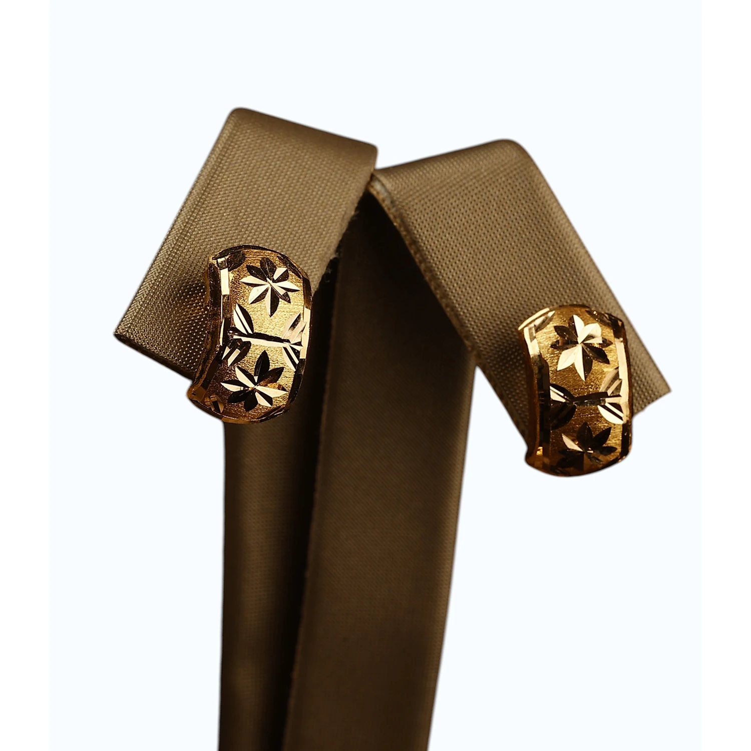 “Star of Elegance” 21K Gold Set – Engraved Cylinder Design