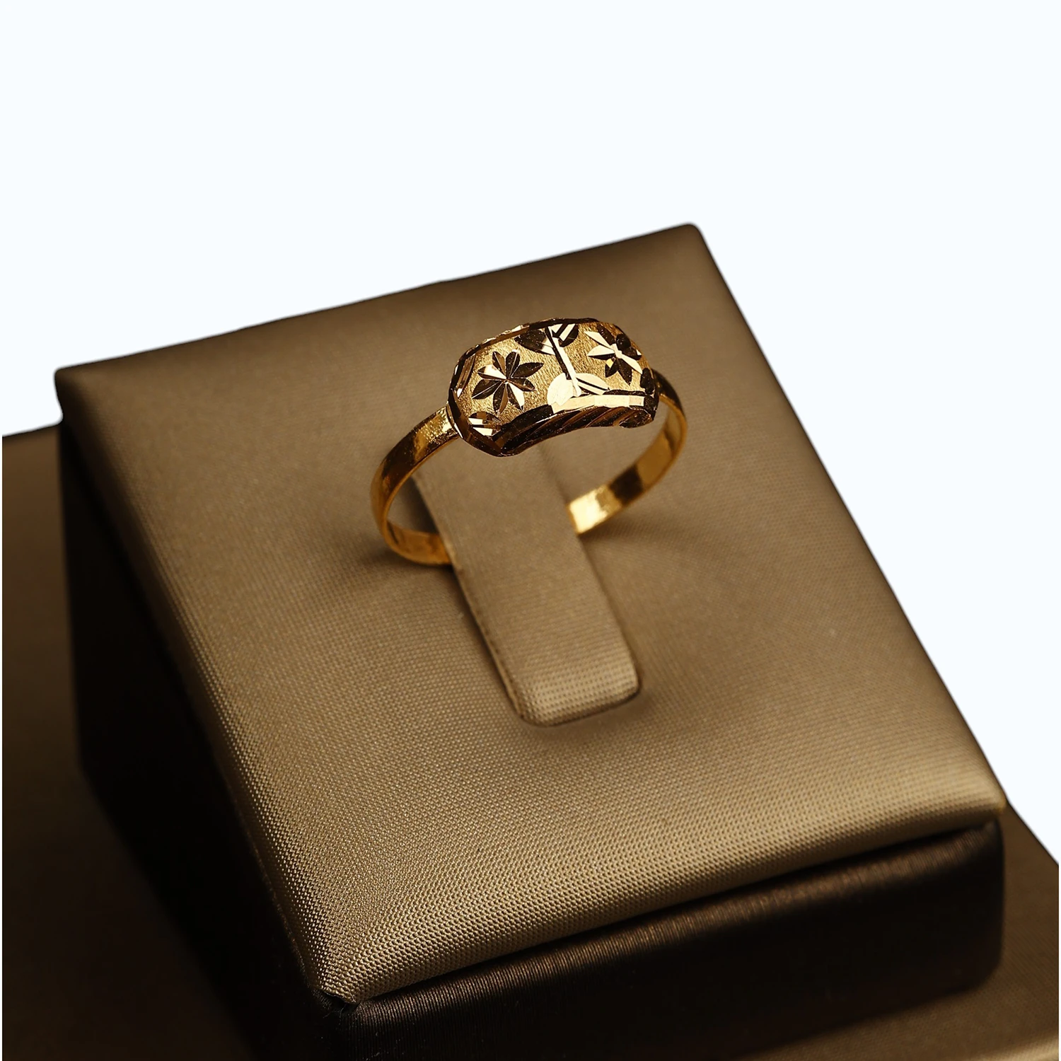 “Star of Elegance” 21K Gold Set – Engraved Cylinder Design