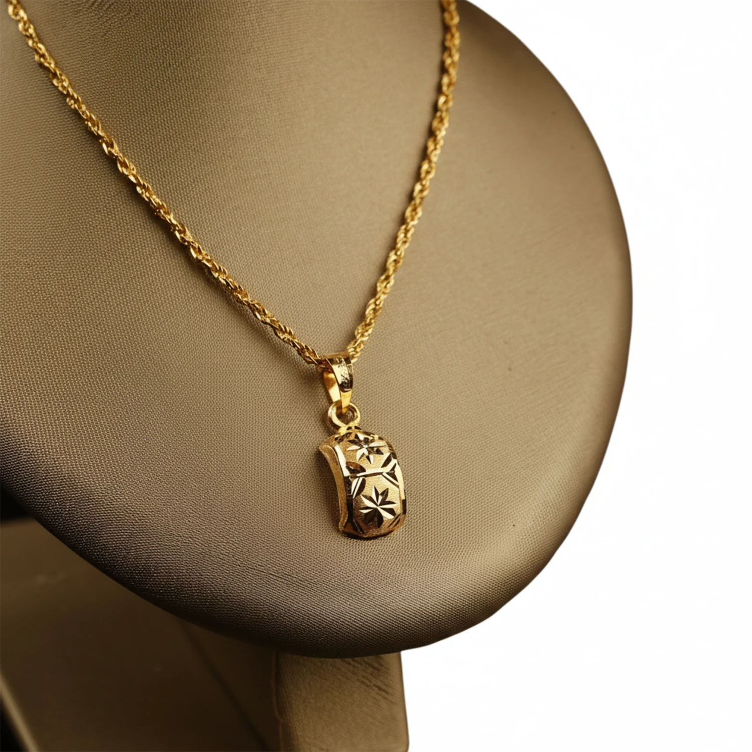 “Star of Elegance” 21K Gold Set – Engraved Cylinder Design
