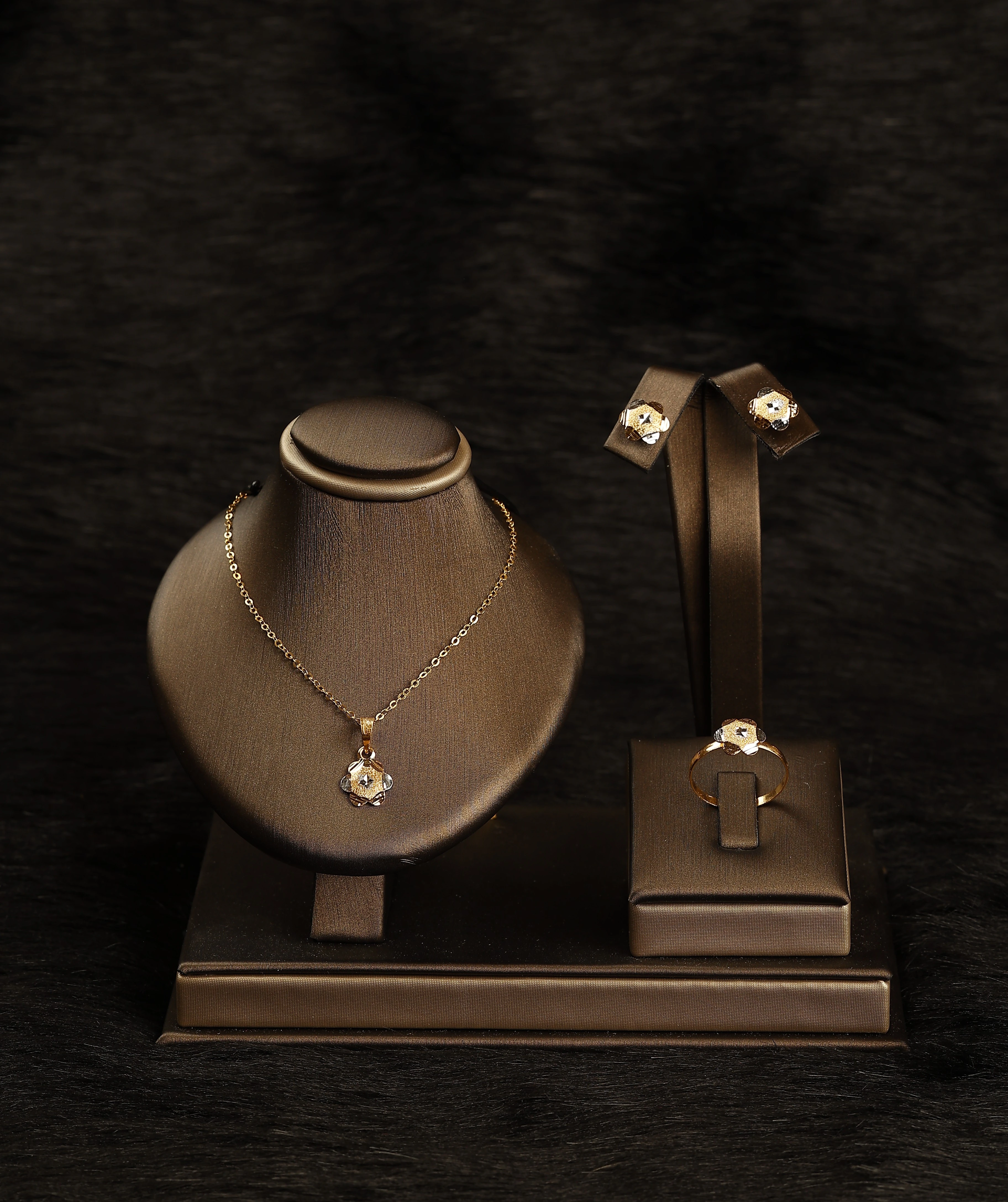 “Moon Flower” 18K Gold Set – Two-Tone Hexagon Design