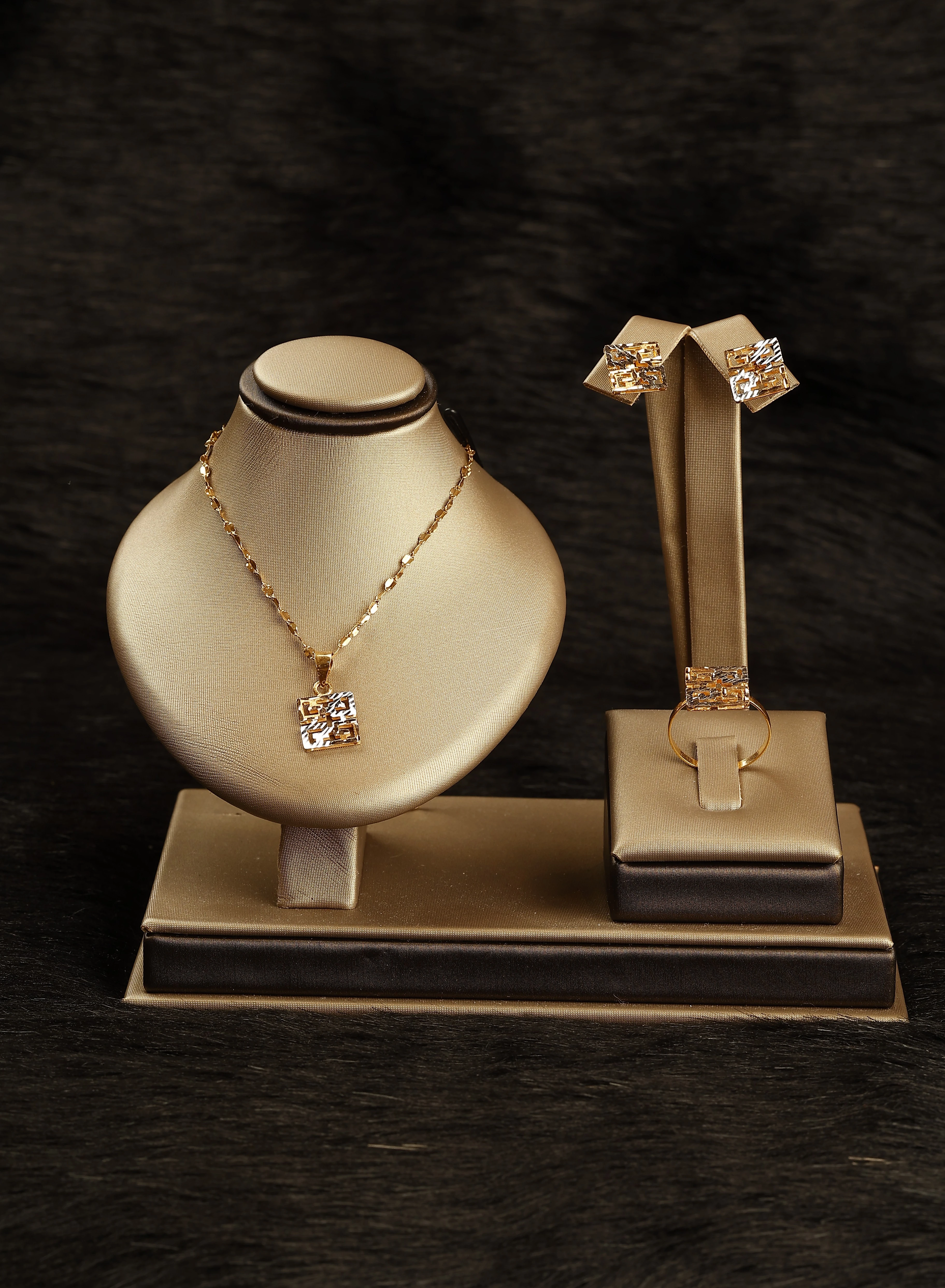 “Elegance Maze” 18K Gold Set – Two-Tone Square Design