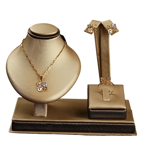 “Elegance Maze” 18K Gold Set – Two-Tone Square Design
