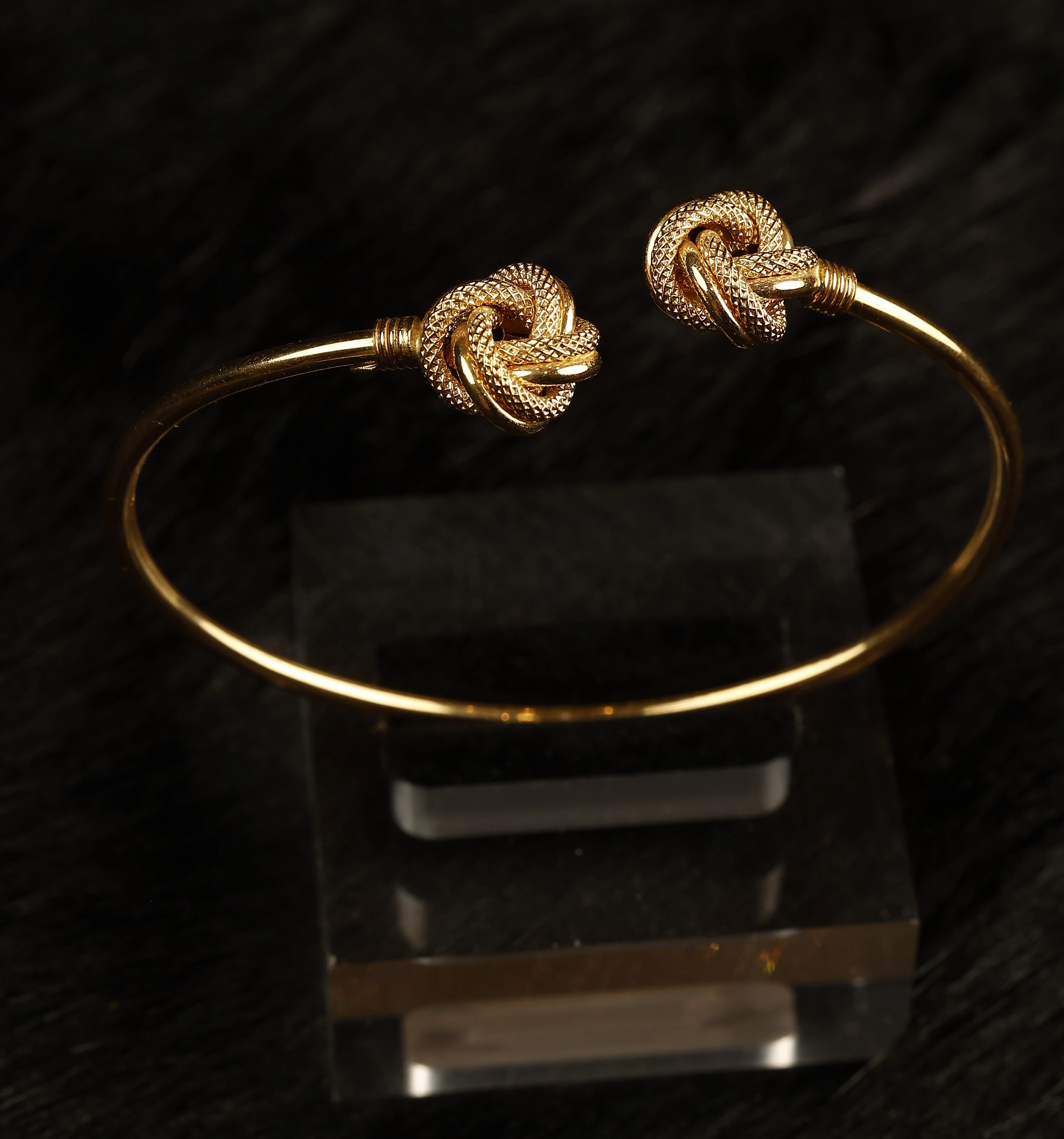 “Knot of Luxury” 18K Gold Bangle – Classic Open Design