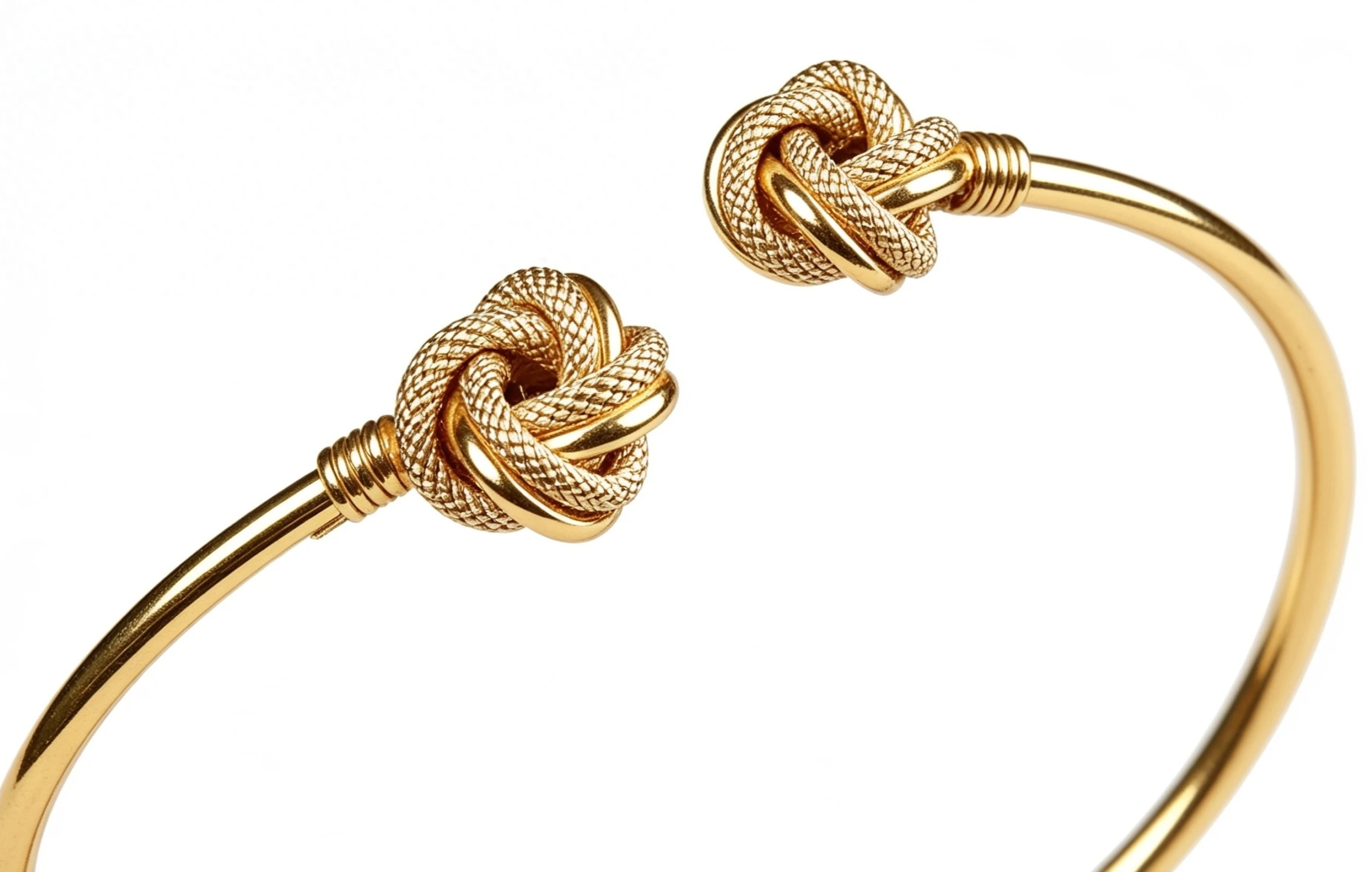 “Knot of Luxury” 18K Gold Bangle – Classic Open Design