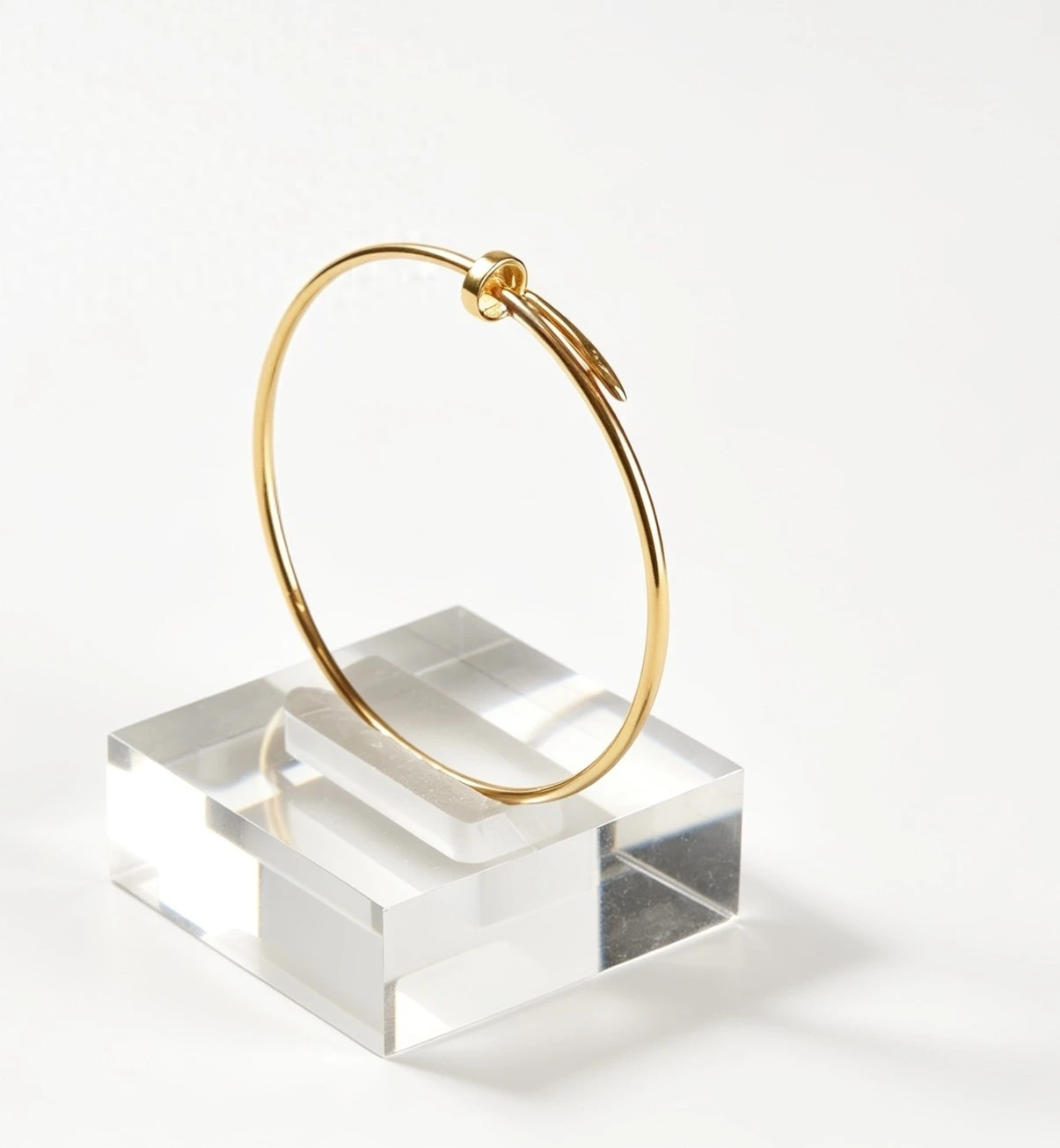 “Signature Circle” 18K Gold Bangle – Classic Minimal Design