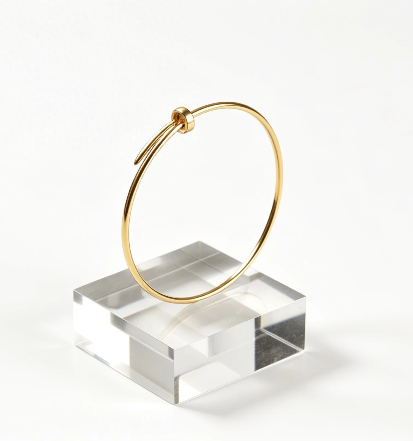 “Signature Circle” 18K Gold Bangle – Classic Minimal Design