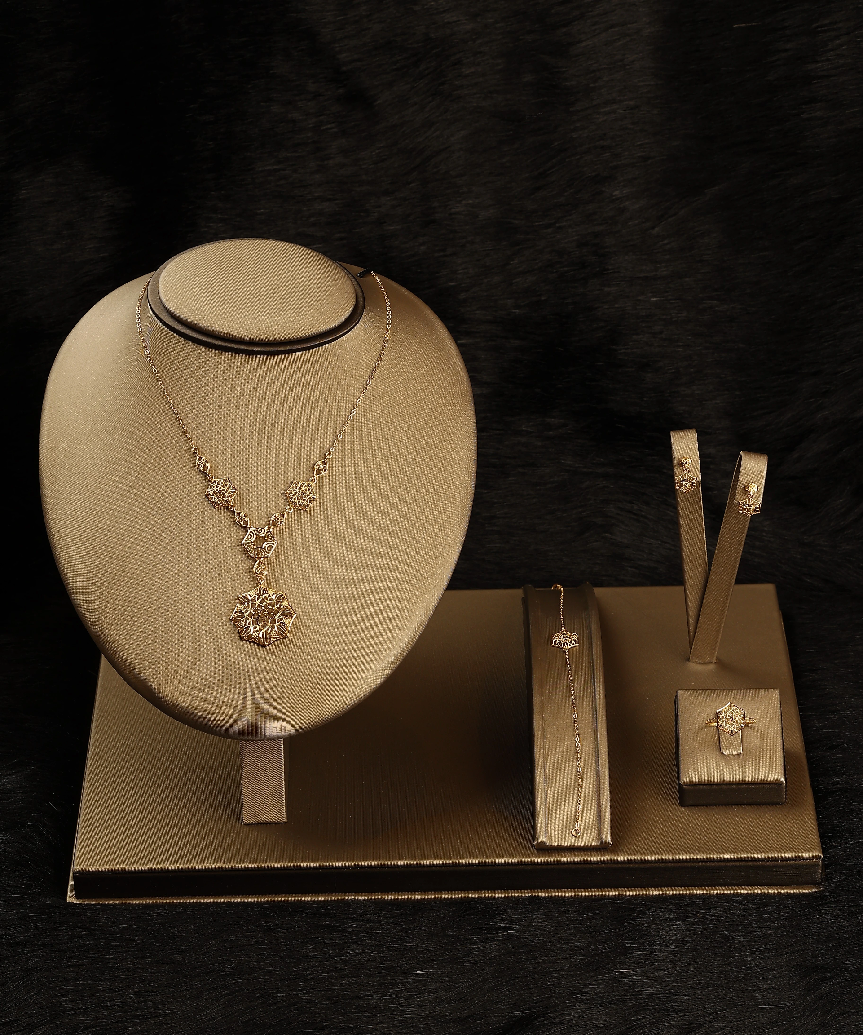 “Princess of Flowers” 21K Gold Set – Royal Openwork Design
