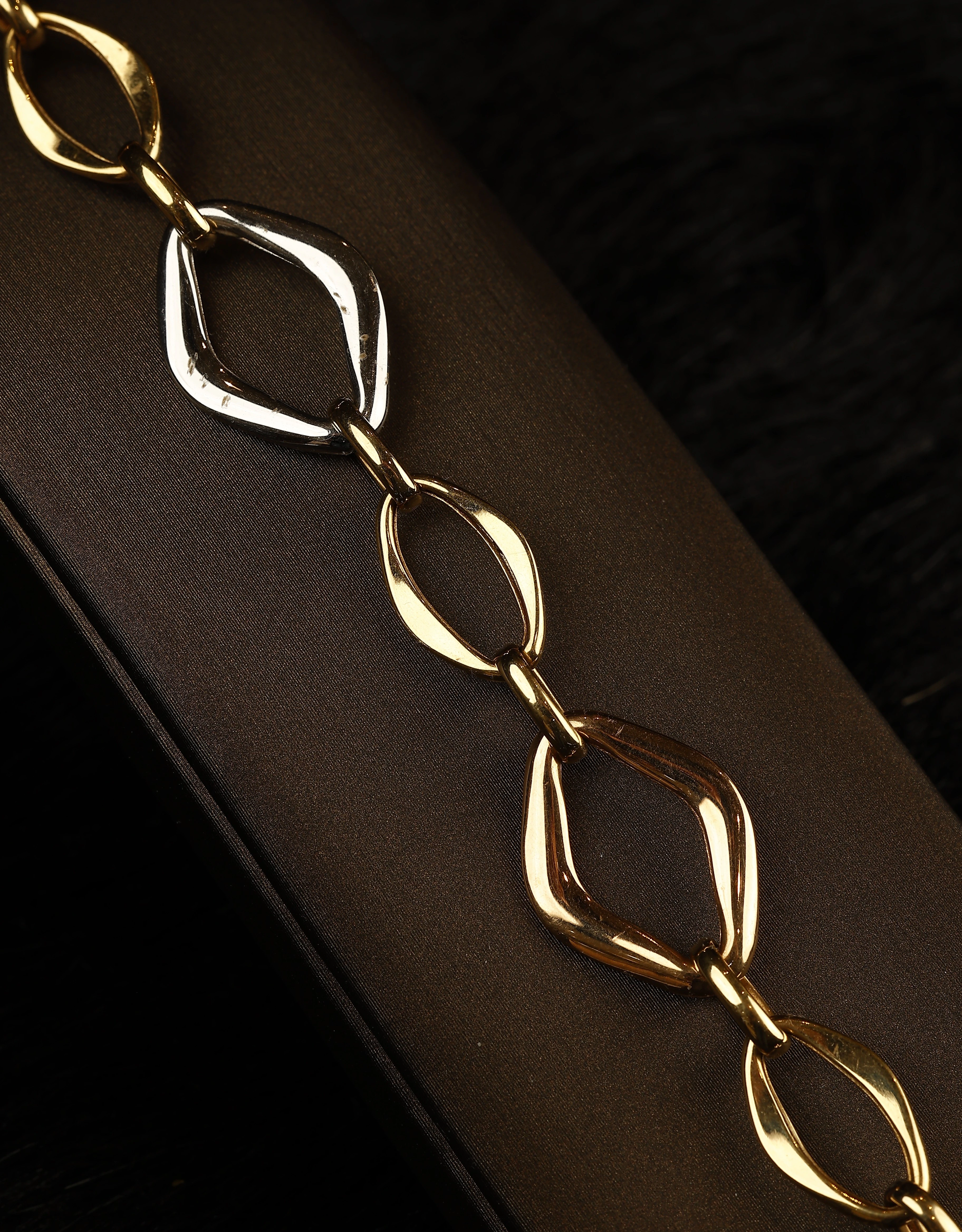 “Dual Harmony” 18K Gold Bracelet – Two-Tone Geometric Links