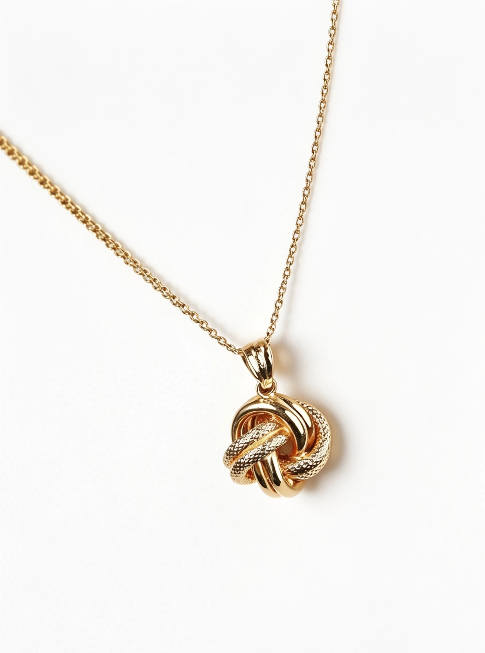 “Love Knot” 18K Gold Necklace – Intertwined Knot Pendant Design