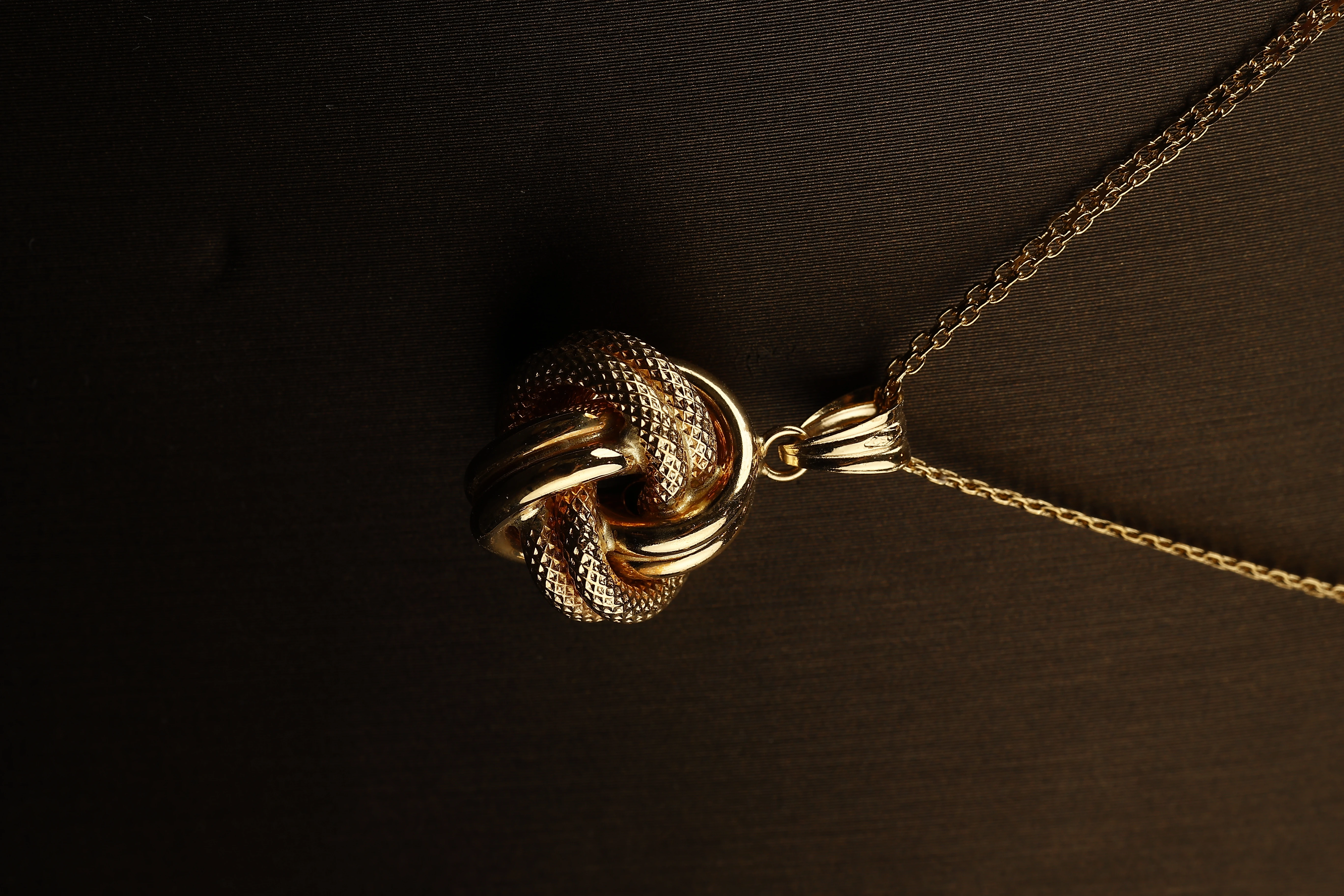 “Love Knot” 18K Gold Necklace – Intertwined Knot Pendant Design